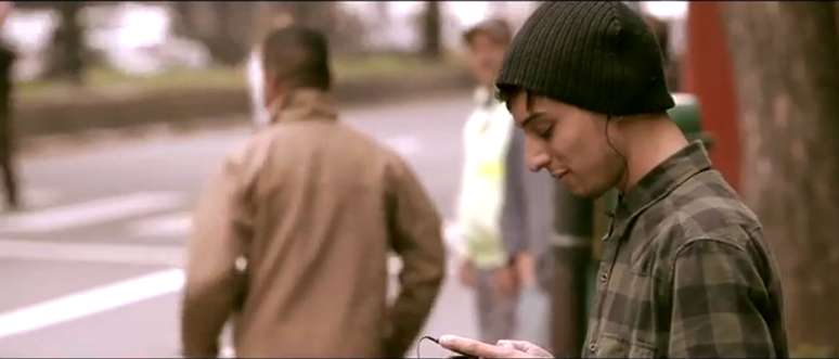 O clipe de 'Um Dia a Gente Se Encontra' foi dirigido pelo filho de Chorão, Alexandre Abrão, e foi rodado no Edifício Planalto, no centro de São Paulo. No vídeo há ainda a mensagem: "os seus dias de luta são as nossas noites de glória. Valeu Chorão! Valeu Champignon!"