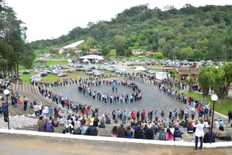 <p>Ao todo, 291 pessoas participaram do evento; destes, 277 conseguiram fazer a degola da garrafa de espumante com um golpe de sabre</p>