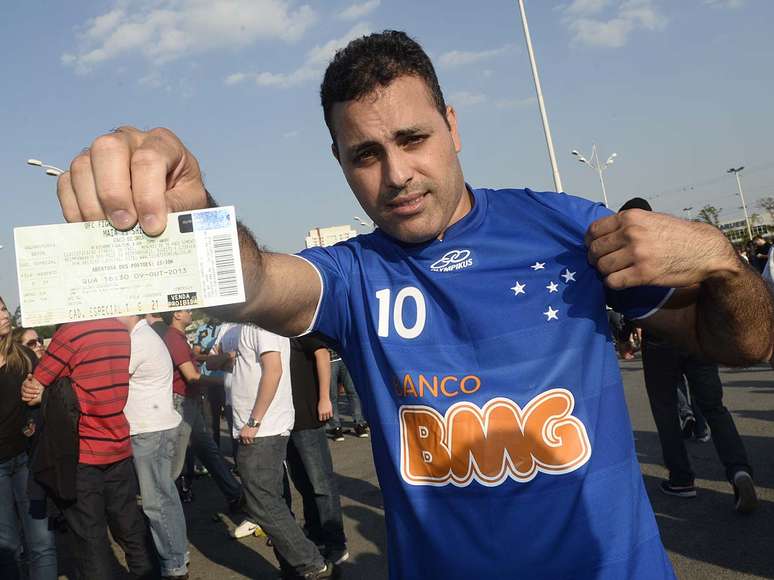 <p>Torcedor preferiu assistir ao UFC&nbsp;em plena quarta a&nbsp;acompanhar jogo do Cruzeiro, que est&aacute; perto de ser campe&atilde;o brasileiro</p>