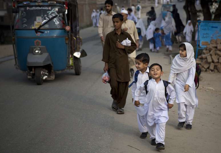 <p>Crianças a caminho da escola na cidade de Mingora</p>