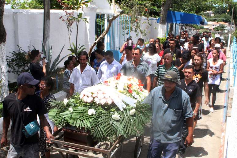 O corpo de Cláudia foi enterrado na tarde desta quarta-feira, no cemitério Santa Cruz, na zona oeste do Rio de Janeiro