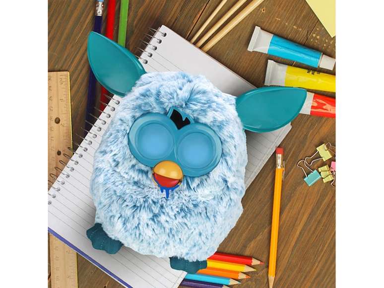 <p>Furby, da Hasbro, tem frases pré-programadas que ele vai falando quanto mais for estimulado</p>