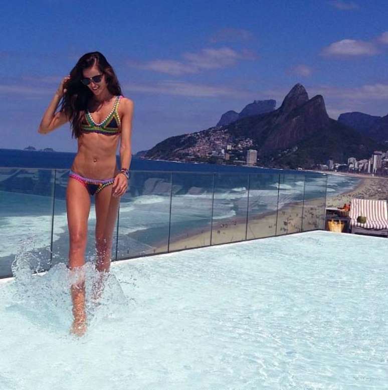<p>Em outubro de 2013, Izabel Goulart esteve no Rio de Janeiro e "se despediu" da cidade postando uma foto em que aparece de biqu&iacute;ni em uma piscina. A imagem rendeu elogios &agrave;s curvas da top, mas tamb&eacute;m causou cr&iacute;ticas de pessoas que acharam que a modelo est&aacute; muito magra</p>
