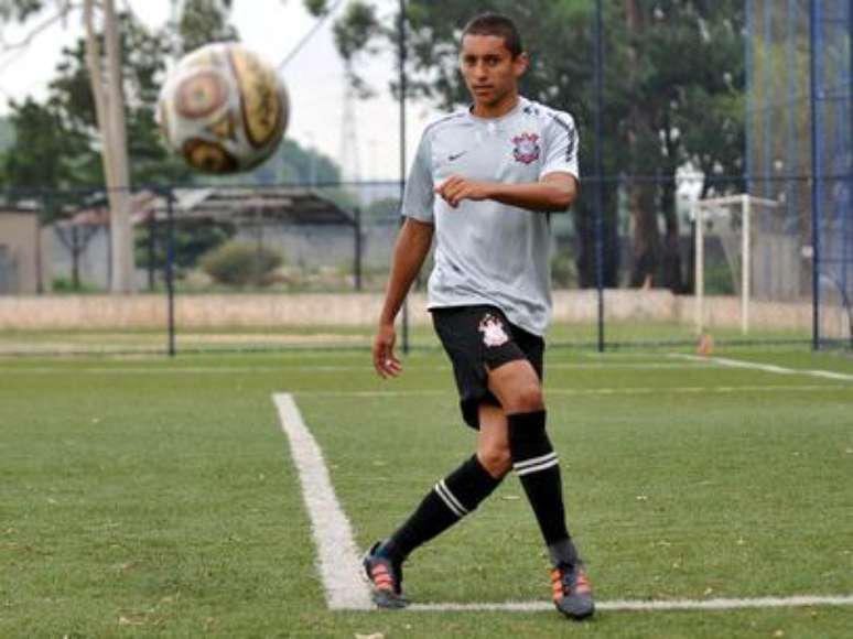 Marquinhos ainda nos juniores do Corinthians em 2012, pouco depois de deixar o apelido de "Mocote"