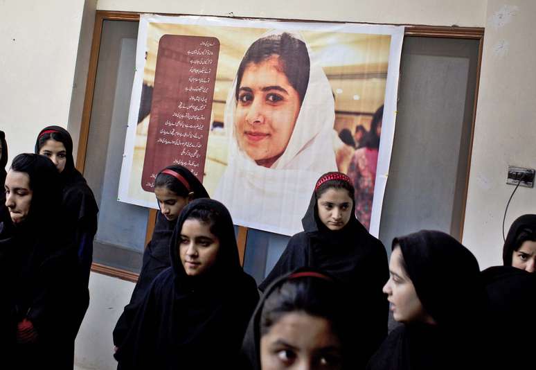 <p>Foto de novembro de 2012 mostra um cartaz de Malala em sua antiga escola, na cidade de Mingore; hoje, sua foto não está mais lá devido ao medo de represálias por parte dos talibãs</p>