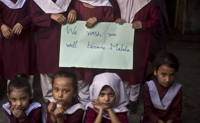 <p>"Nós desejamos ser Malala", diz o cartaz de alunos de uma escola da cidade de Rawalpindi</p>