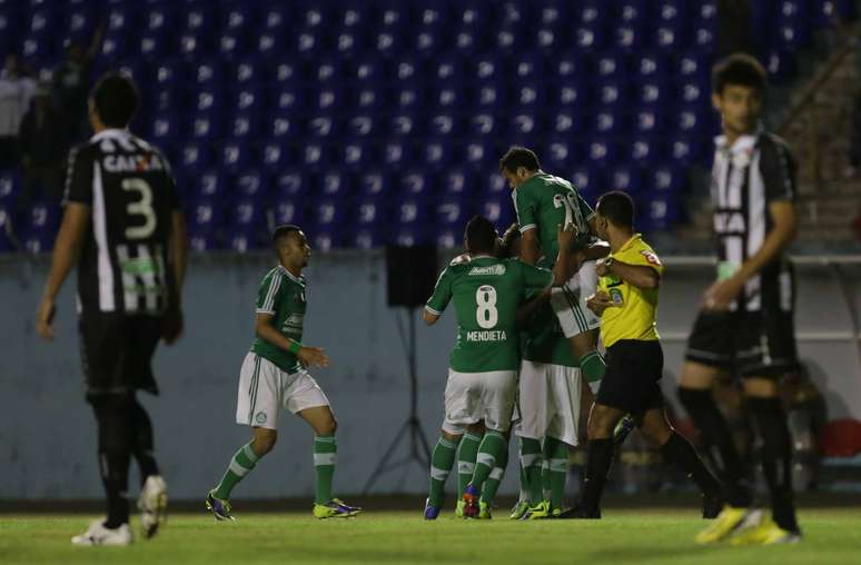 <p>Em grande atuação, Palmeiras não encontrou dificuldades para bater o Figueirense por 4 a 0, no Estádio do Café, na cidade de Londrina, e ficar ainda mais perto de voltar à Série A do Brasileiro</p>