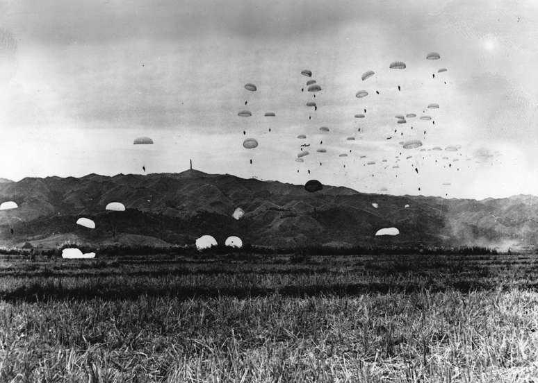 Paraquedistas franceses chegam a Dien Bien Phu, a fortaleza do inimigo no Vietnã