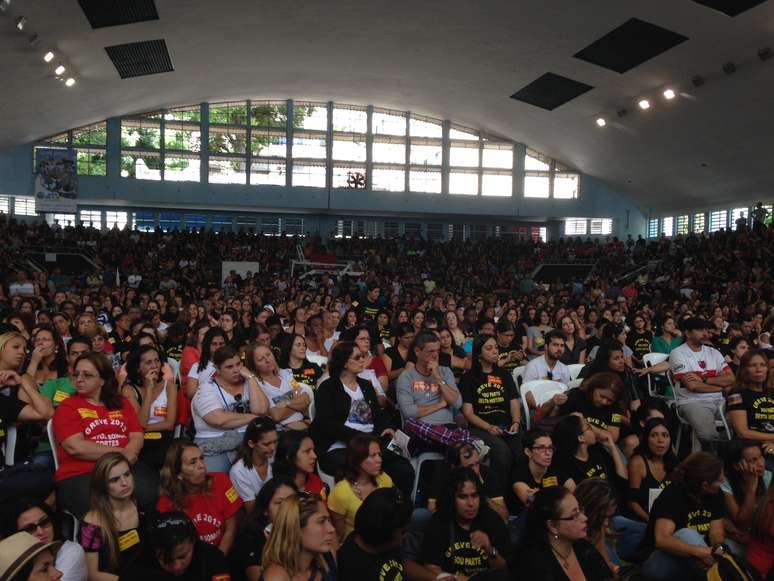 <p>Os professores do Rio de Janeiro estão parados desde o dia 8 de agosto e exigem 20% de aumento salarial</p>