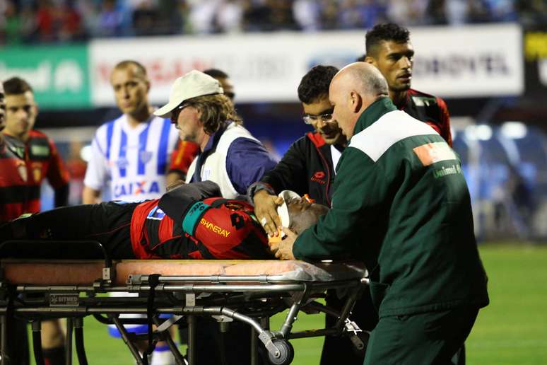 <p>Zagueiro Tobi, do Sport, teve que ser retirado de ambulância após choque</p>