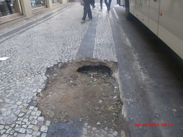 <p>Imperfeição na calçada fica próxima à esquina das ruas Evaristo da Veiga e Senador Dantas</p>
