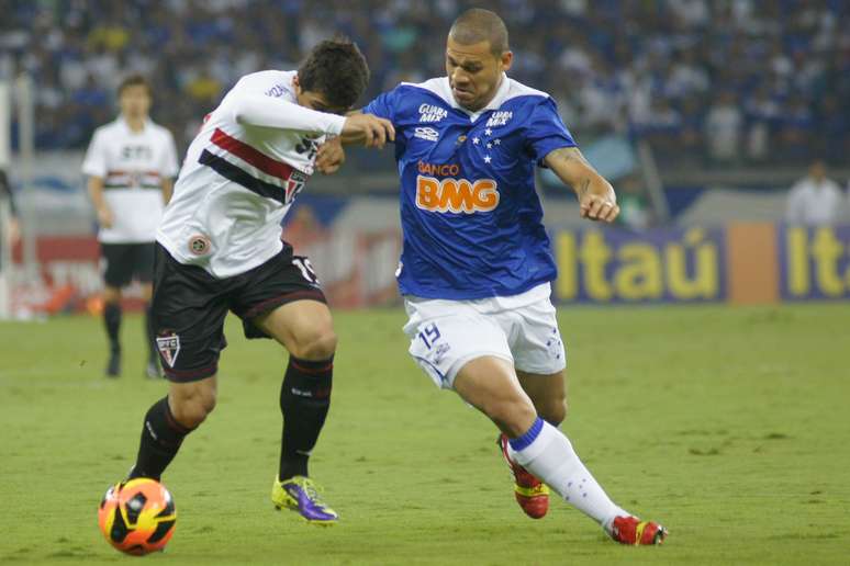 Alo&iacute;sio tenta passar pela marca&ccedil;&atilde;o de Nilton