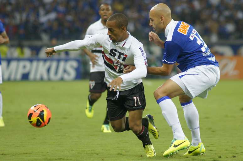 Cercado por Bruno Rodrigo, Edm&iacute;lson tenta jogada