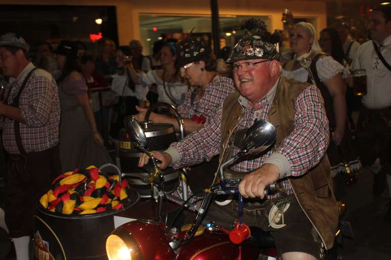 <p>Figura tradicional na Oktoberfest, o fot&oacute;grafo Ingo Penz diz j&aacute; ter distribu&iacute;do mais de 300 mil copos de chope com sua moto nas 30 edi&ccedil;&otilde;es do evento</p>