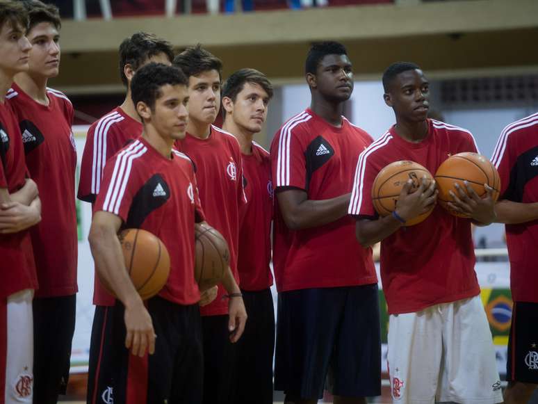 Meninos do Flamengo foram convidados a participar de cl&iacute;nica com treinadores do Washington Wizards