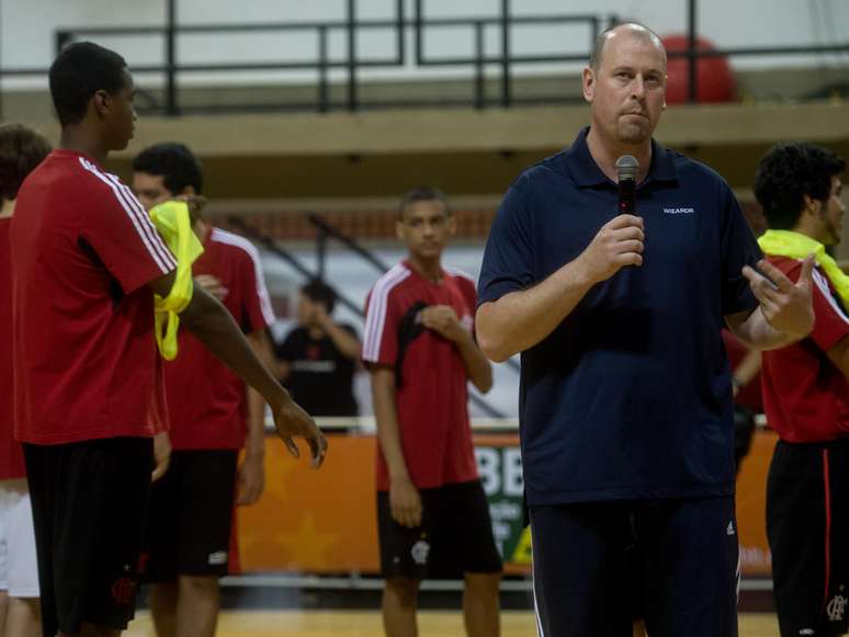 T&eacute;cnico do Washington Wizards orienta jovens do Flamengo