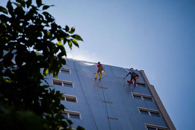 <p>Eles desceram os 17 andares do prédio, localizado em Higienópolis</p>