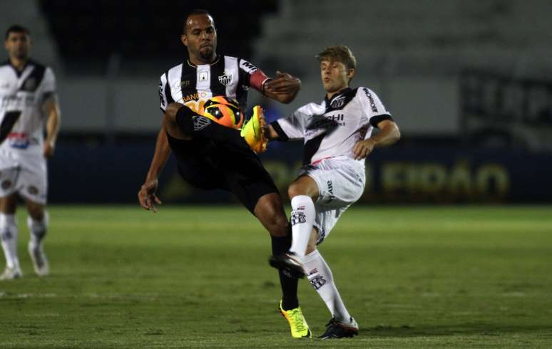 <p>Atl&eacute;tico-MG teve dois jogadores expulsos e se complicou na derrota por 2 a 0 para a Ponte Preta em Campinas</p>