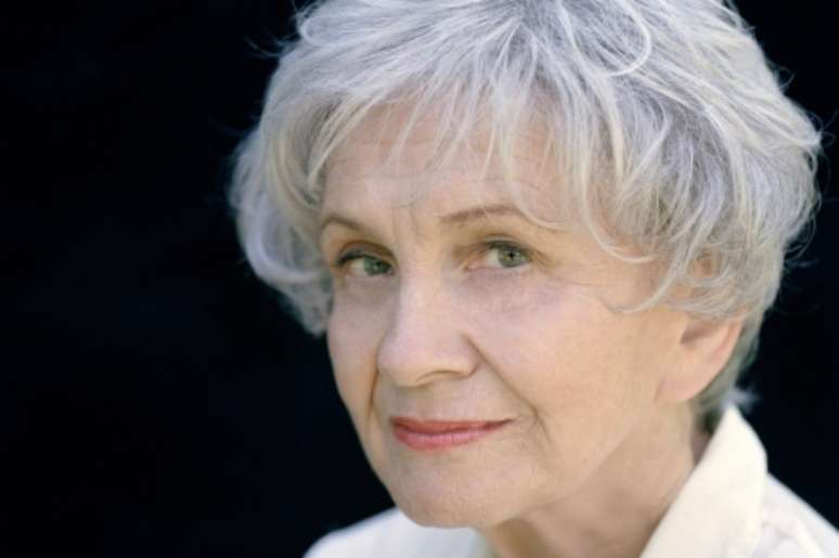 <p>A escritora&nbsp;&eacute; a vencedora do pr&ecirc;mio Nobel de Literatura de 2013</p>