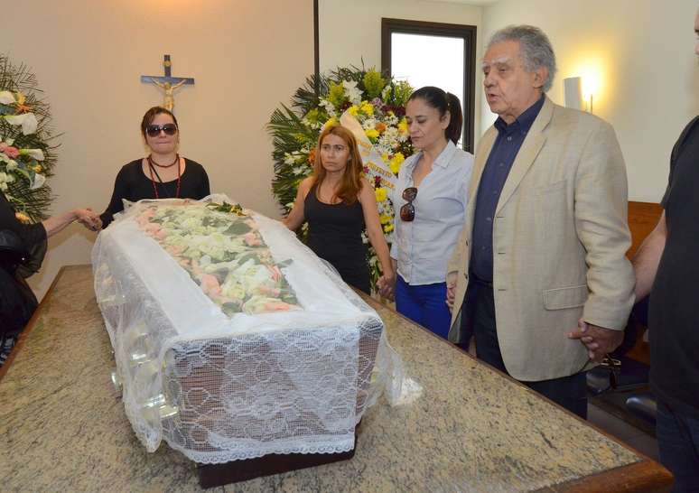 Amigos e familiares, como o diretor Luiz Carlos Barreto, despediram-se da atriz Norma Bengell, que morreu devido a complica&ccedil;&otilde;es de um c&acirc;ncer de pulm&atilde;o. Seu corpo foi cremado no Memorial do Carmo, no Rio de Janeiro