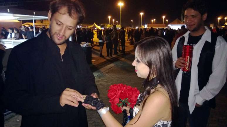 Thiony Trentin e Gloria Akemi Trentin trocaram alianças pouco depois do final da apresentação