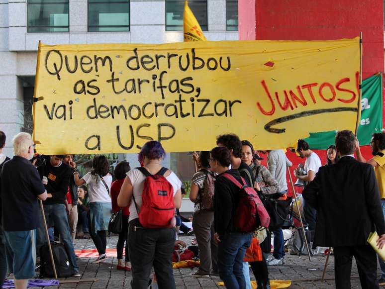 Um grupo de cerca de 800 pessoas participou de uma manifestação na tarde desta quarta-feira, que teve início no vão livre do Museu de Arte de São Paulo (Masp) e terminou na porta da Assembleia Legislativa do Estado de São Paulo (Alesp)