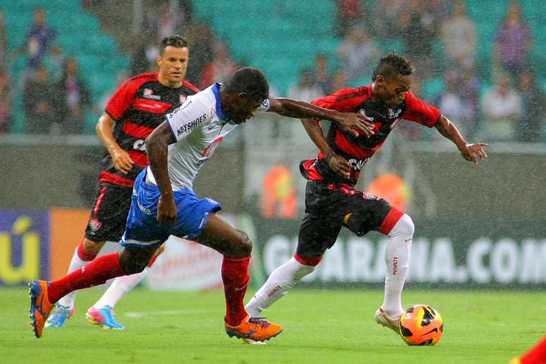 Feij&atilde;o tenta parar arrancada de Marquinhos, do Vit&oacute;ria