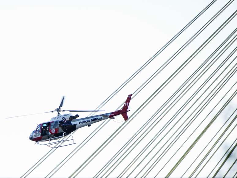 Helicóptero Águia, da Polícia Militar, é usado nas buscas ao suspeito de matar policial