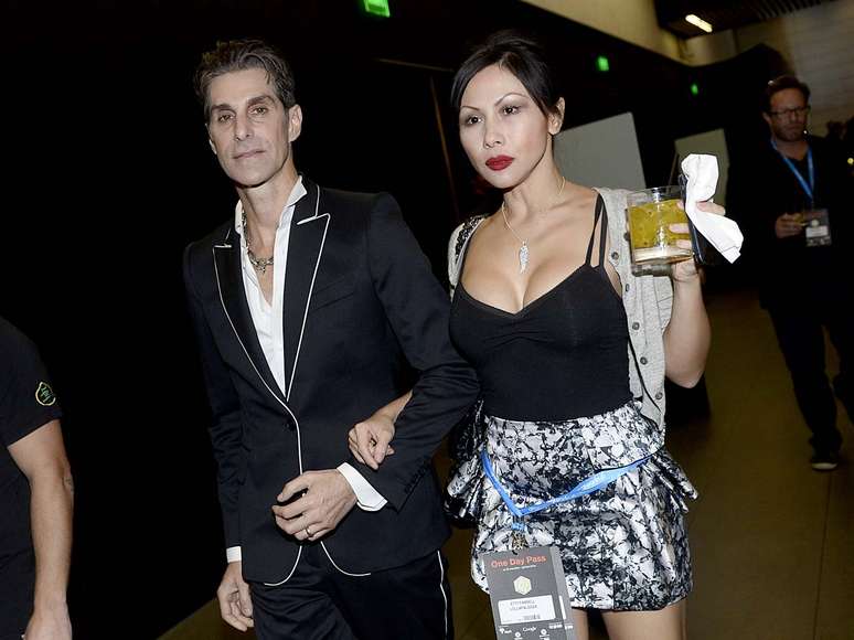 Perry Farrell e sua mulher, Etty Lau Farrell, estiveram na Max&iacute;midia, em S&atilde;o Paulo, na tarde desta quinta-feira (10)