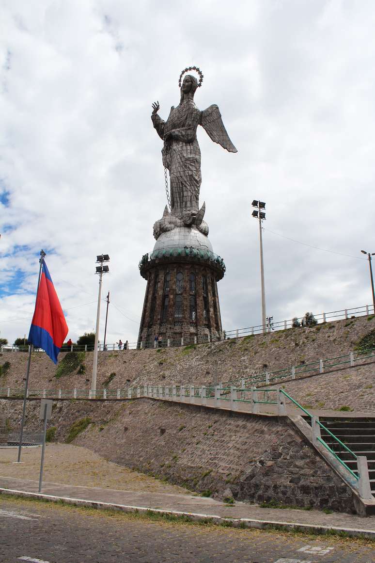 <p>Feita de alumínio, Virgen Alada de Quito tem 45 m</p>