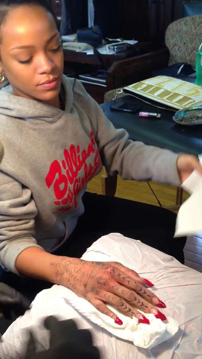 <p>Rihanna fez uma tatuagem de tribal Maori na m&atilde;o direita durante sua viagem a Nova Zel&acirc;ndia. A artista, no entanto, escolheu o m&eacute;todo Ta Moko tradicional, que usa martelo e cinzel, para gravar o desenho no corpo</p>