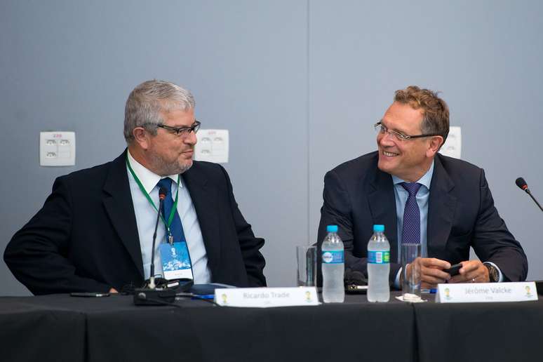 <p>Valcke (&agrave; direita) n&atilde;o mostrou preocupa&ccedil;&atilde;o com manifesta&ccedil;&otilde;es sociais durante a Copa</p>