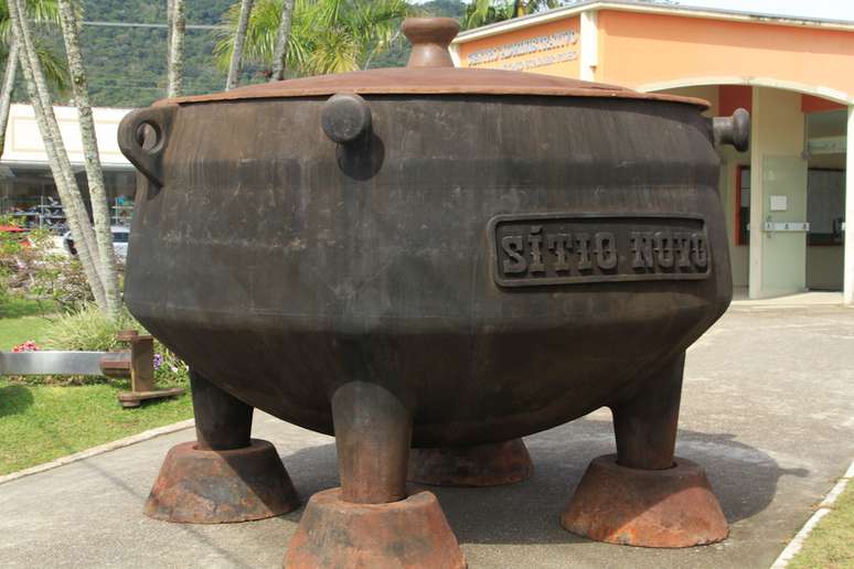 <p>Caldeir&atilde;o de 15 toneladas ser&aacute; usado para cozinhar 5 toneladas de frutos do mar em Porto Belo, Santa Catarina</p>