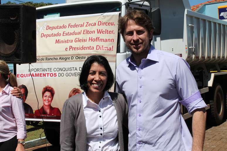 Em Rancho Alegre D'Oeste (PR), cartaz fala em "conquista" de Zeca Dirceu, Gleisi e de um deputado estadual do PT