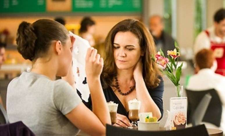 <p>A m&atilde;e de Linda fica enciumada com a rela&ccedil;&atilde;o que ela tem com o advogado</p>