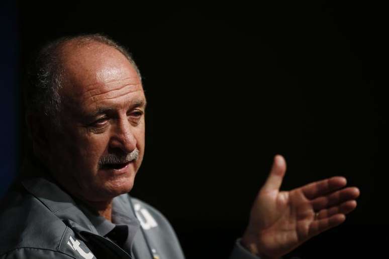 Técnico da seleção brasileira, Felipe Scolari, responde a perguntas de jornalistas durante coletiva de imprensa em Seul. O cansaço da longa viagem e o fuso horário devem prejudicar o desempenho da seleção brasileira no amistoso de sábado contra a Coreia do Sul, em Seul, disse Scolari nesta sexta-feira. 11/10/2013.