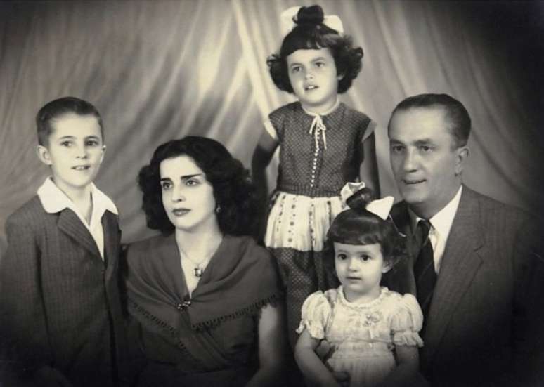 <p>Dilma (de pé) com seus pais - Dilma Jane e Pedro - e os irmãos Igor e Zana em foto postada no Instagram </p>