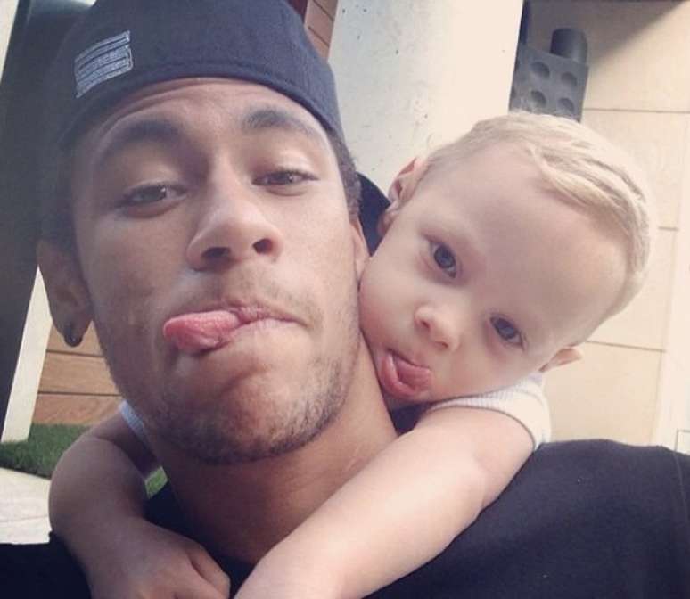 <p>Assim como muitos famosos, o jogador Neymar aproveitou este s&aacute;bado, Dia das Crian&ccedil;as, para se declarar ao filho, Davi Lucca. "A coisa boa da vida &eacute; tamb&eacute;m nunca esquecer o seu lado crian&ccedil;a, independente da idade!!! Beijo especial pro meu filh&atilde;o... Papai Te Ama", escreveu. Confira as homenagens dos papais famosos aos filhos neste Dia das Crian&ccedil;as</p>