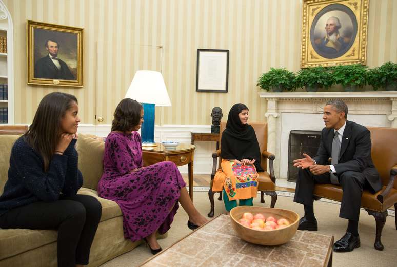 Paquistanesa (centro) foi recebida na Casa Branca pela família do presidente Barack Obama