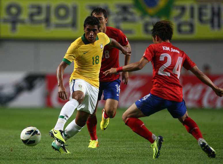 <p>Paulinho fez excelente passe para gol de Oscar</p>