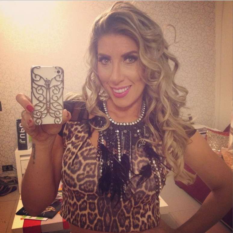 <p>Tati Minerato estava inspirada na noite da &uacute;ltima sexta-feira e apostou em v&aacute;rias tend&ecirc;ncias para o mesmo look. A dan&ccedil;arina usou um top cropped em estampa animal print com aplica&ccedil;&otilde;es de transpar&ecirc;ncias nos ombros. E, se n&atilde;o bastasse um maxi colar para combinar com a produ&ccedil;&atilde;o, o dela tinha penas, correntes e pedrarias, tudo misturado. "No look de ontem n&atilde;o podia faltar um toque de luxooo, colar baphoooo", escreveu na rede social. E o visual agradou aos f&atilde;s de plant&atilde;o. "Amei!!! Perfeita demais", comentou um deles</p><p>&nbsp;</p>