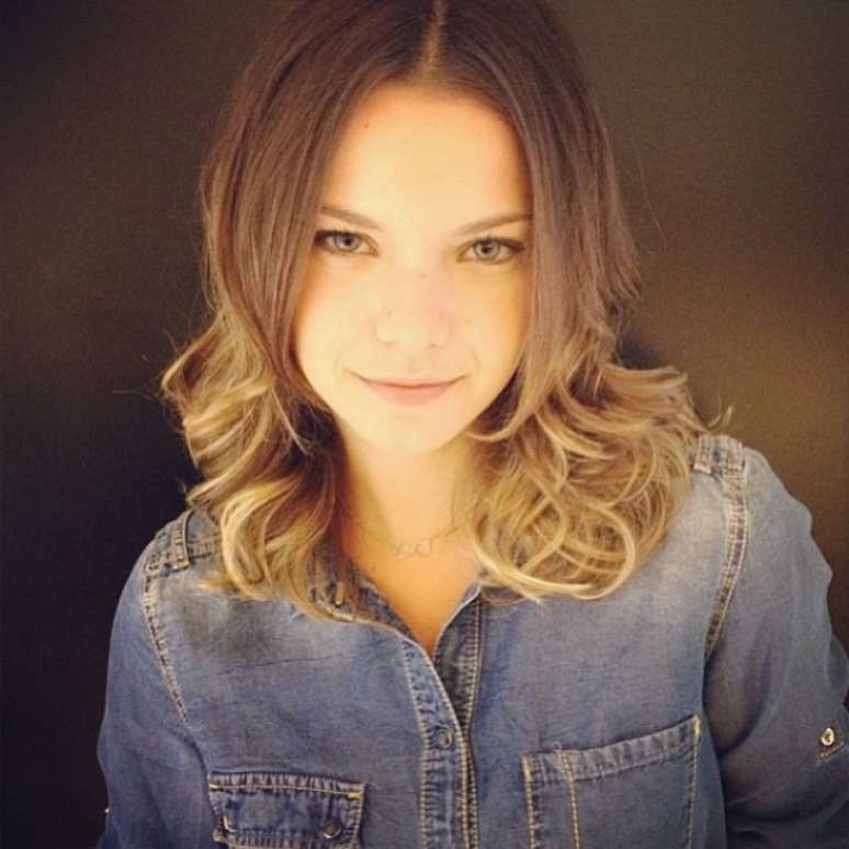 <p>Milena Toscano&nbsp;surgiu com os cabelos mais curtos e levemente ondulados nas pontas</p>