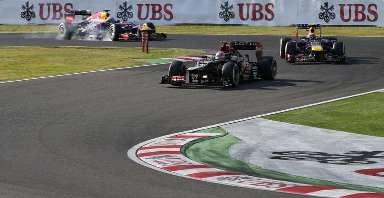 <p>Grosjean liderou boa parte da corrida com os dois carros da Red Bull atrás, mas foi superado no fim</p>