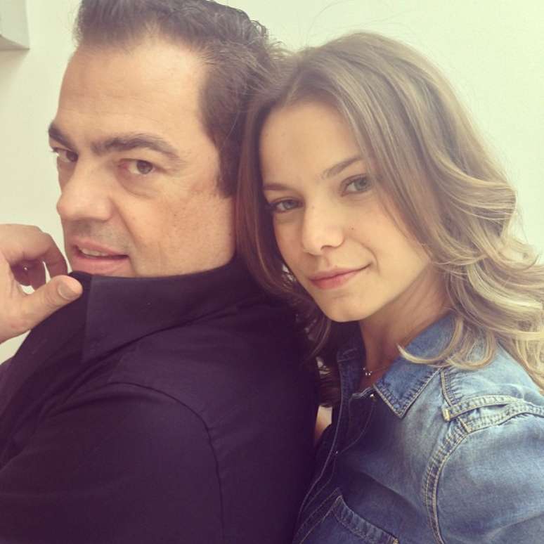 <p>A atriz posou ao lado de Marco Ant&ocirc;nio di Biaggi, o hair stylist das famosas</p>