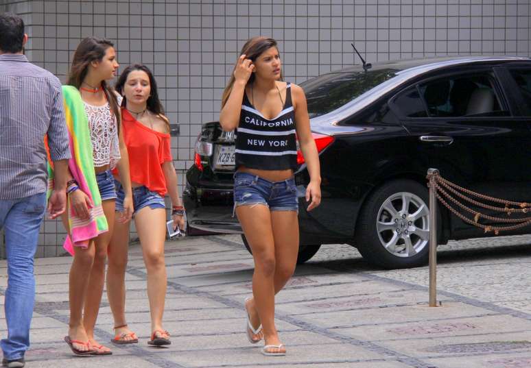 Filha de Flávia Alessandra, Giulia Martins, 13 anos, aproveitou o sol desta segunda-feira (14) no Rio de Janeiro para passear com as amigas na Barra da Tijuca