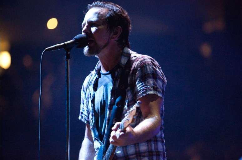 Ap&oacute;s sete anos sem tocar em Pittsburgh, nos Estaods Unidos, Pearl Jam iniciou a turn&ecirc; de seu d&eacute;cimo disco, 'Lightning Bolt', na "cidade do a&ccedil;o", na sexta-feira (11),