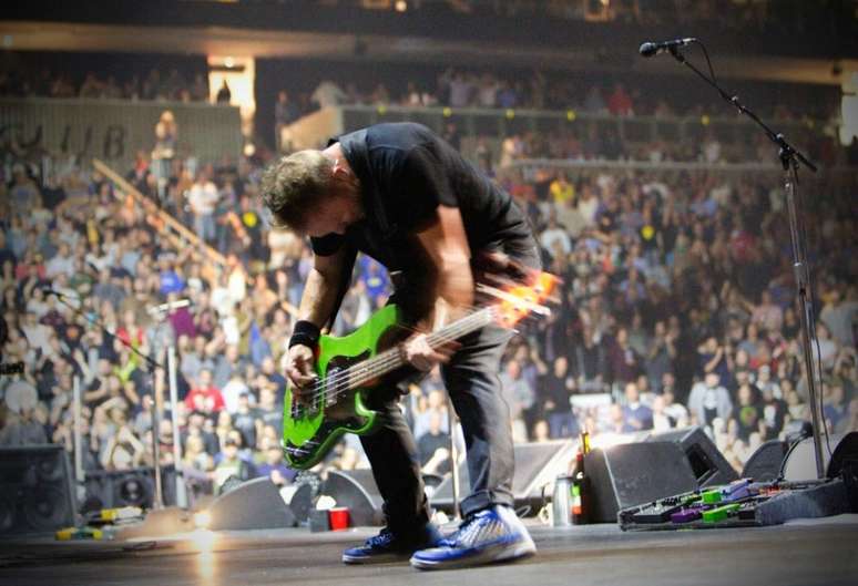Ap&oacute;s sete anos sem tocar em Pittsburgh, nos Estaods Unidos, Pearl Jam iniciou a turn&ecirc; de seu d&eacute;cimo disco, 'Lightning Bolt', na "cidade do a&ccedil;o", na sexta-feira (11),