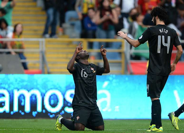 <p>Varela comemora um dos gols da vitória de Portugal. vaga na Copa, no entanto, será decidida na repescagem</p>