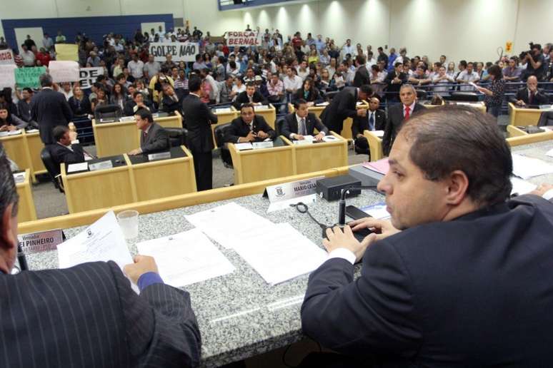 Vereador Mário César presidiu sessão que teve protestos do público presente