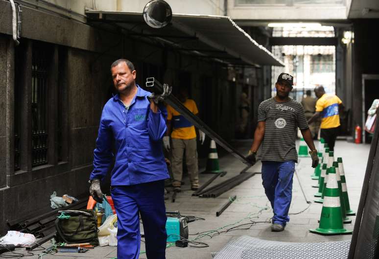 Pela manhã, funcionários da Câmara Municipal instalavam grades de ferro nas portas e nas janelas da Casa